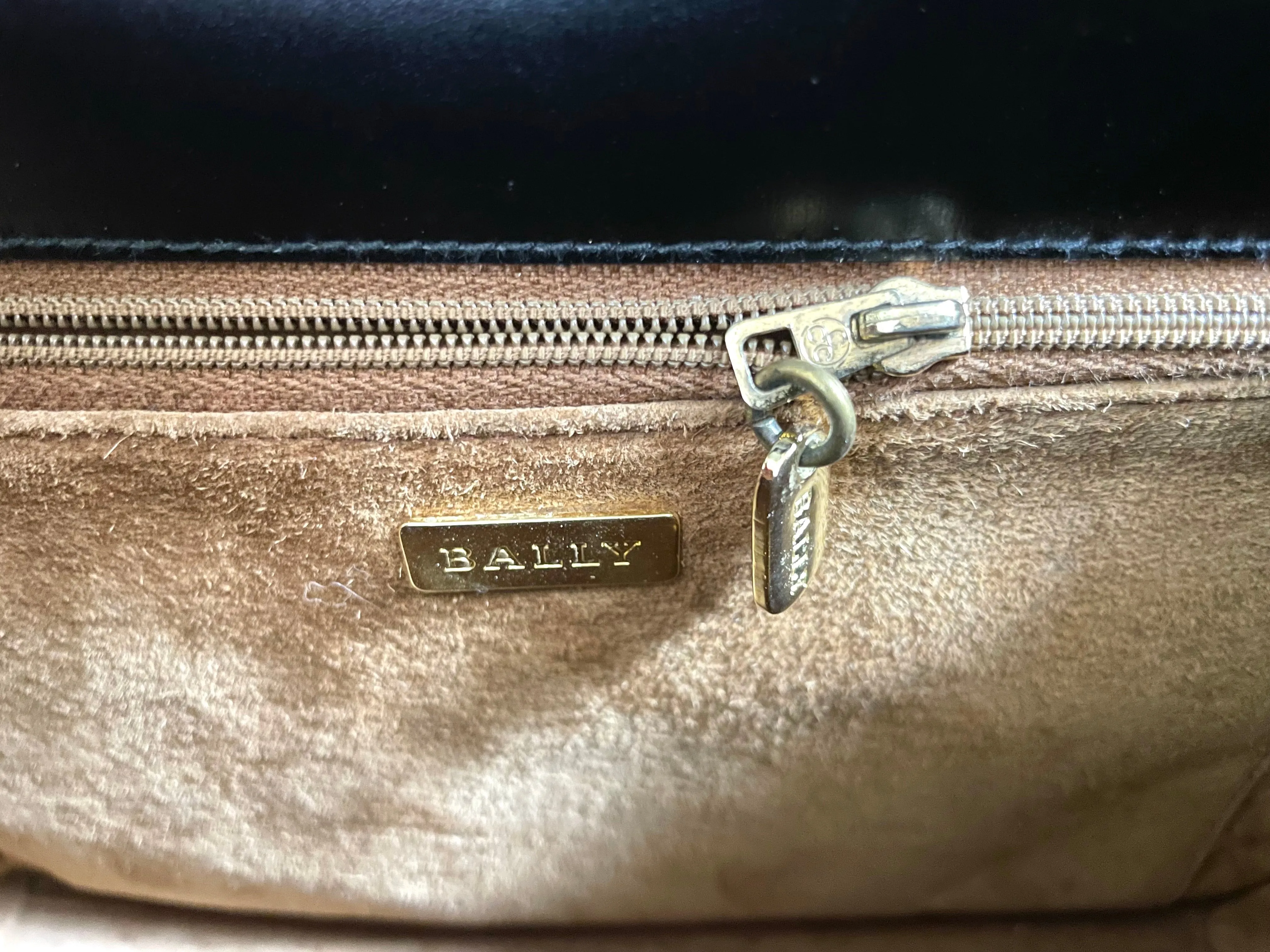 80's vintage BALLY black boxcalf leather kelly bag with gold tone hardware closure. Classic masterpiece handbag. 050726