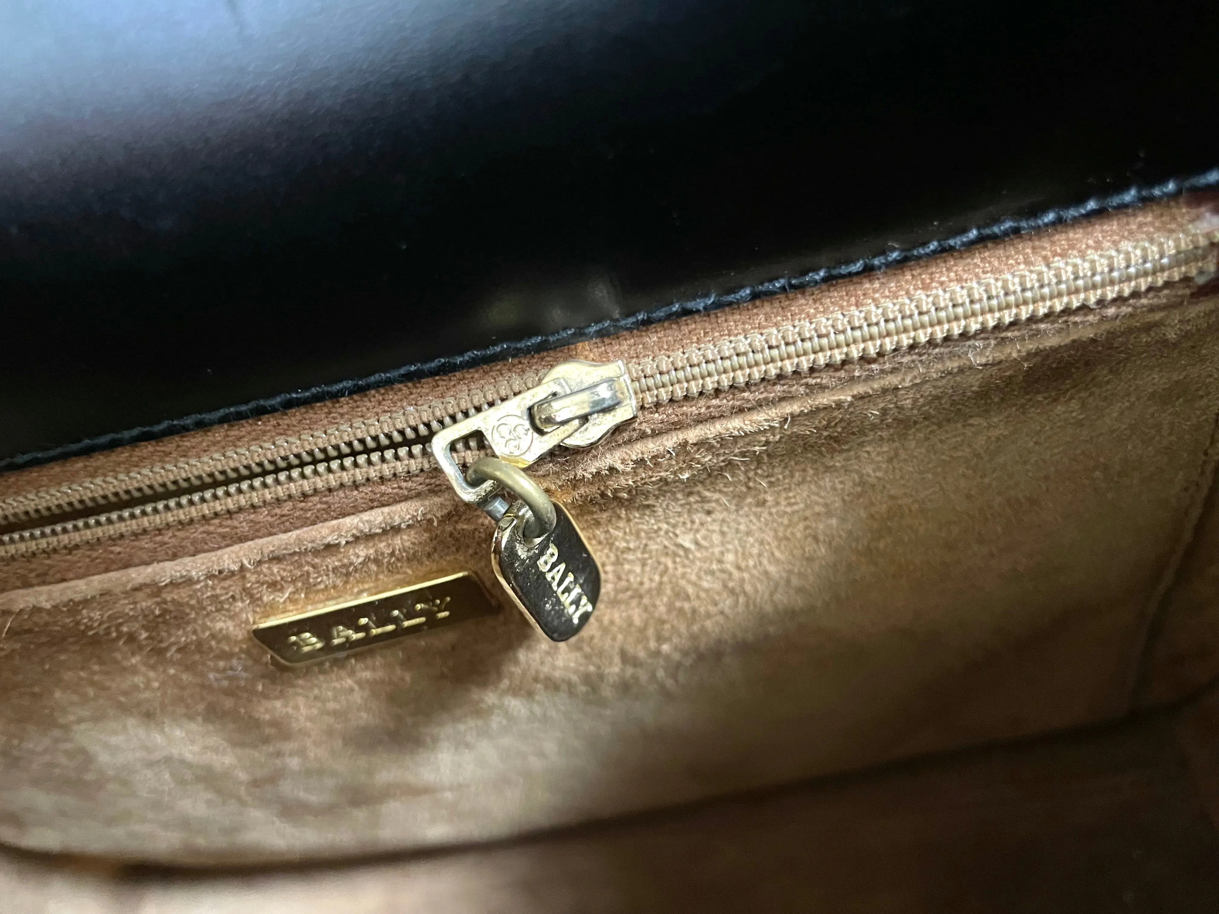 80's vintage BALLY black boxcalf leather kelly bag with gold tone hardware closure. Classic masterpiece handbag. 050726