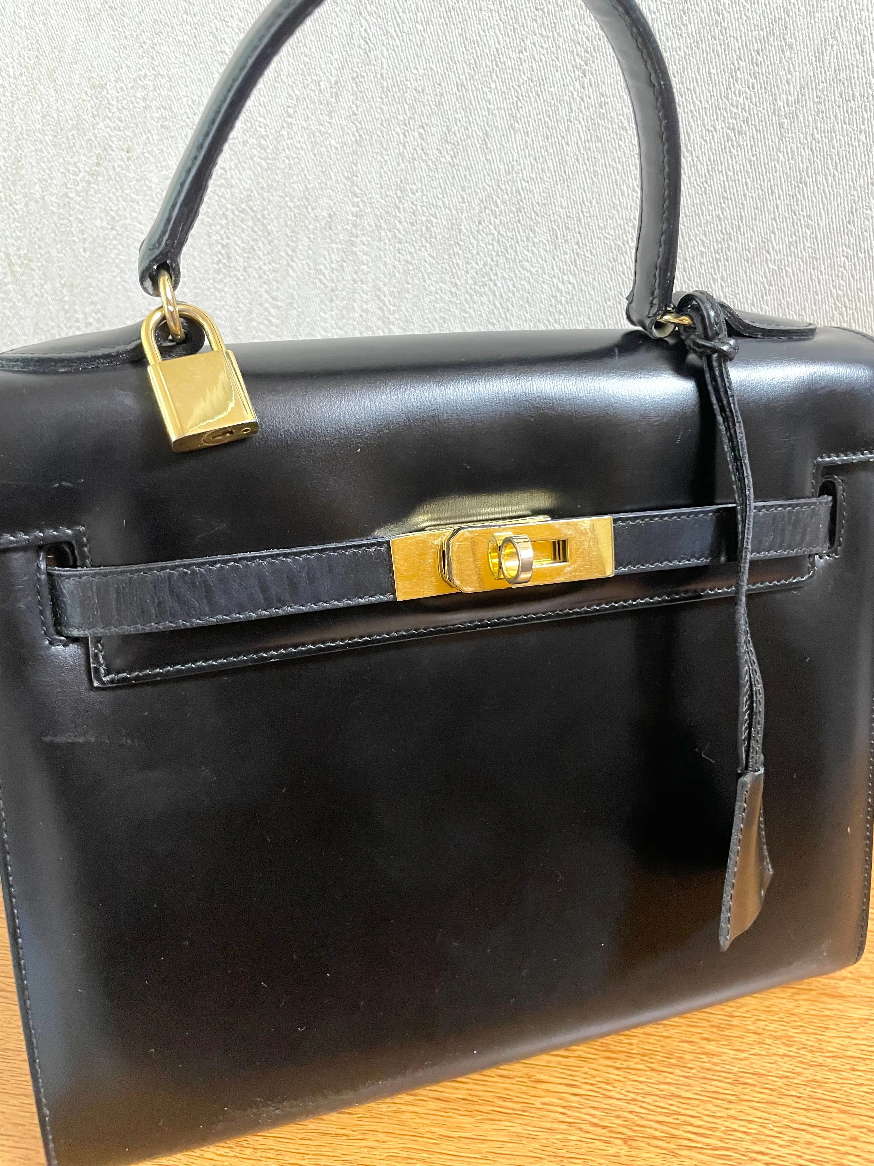80's vintage BALLY black boxcalf leather kelly bag with gold tone hardware closure. Classic masterpiece handbag. 050726