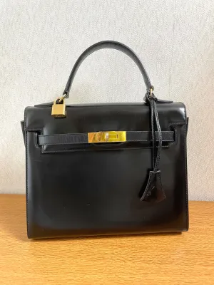 80's vintage BALLY black boxcalf leather kelly bag with gold tone hardware closure. Classic masterpiece handbag. 050726