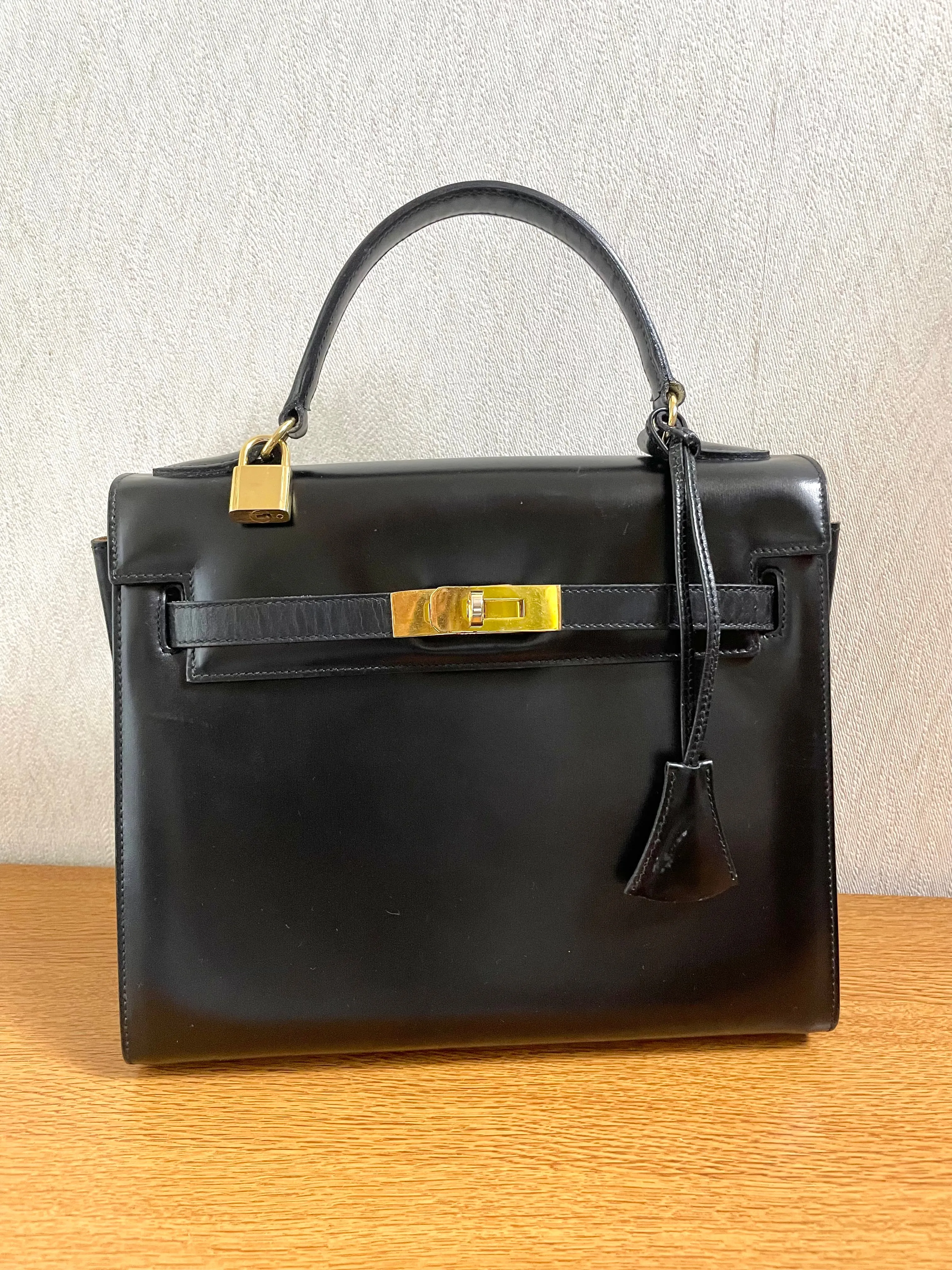 80's vintage BALLY black boxcalf leather kelly bag with gold tone hardware closure. Classic masterpiece handbag. 050726