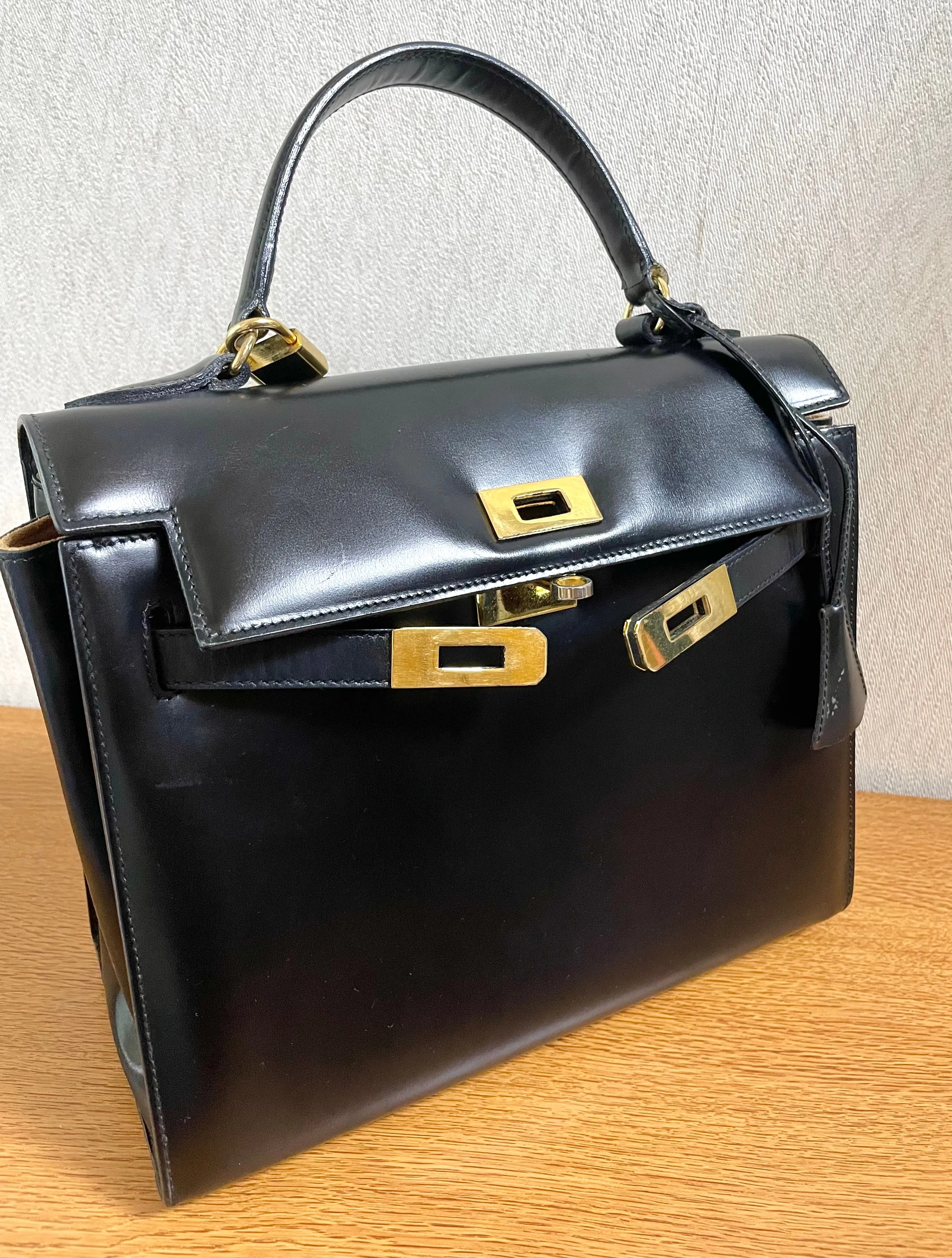 80's vintage BALLY black boxcalf leather kelly bag with gold tone hardware closure. Classic masterpiece handbag. 050726
