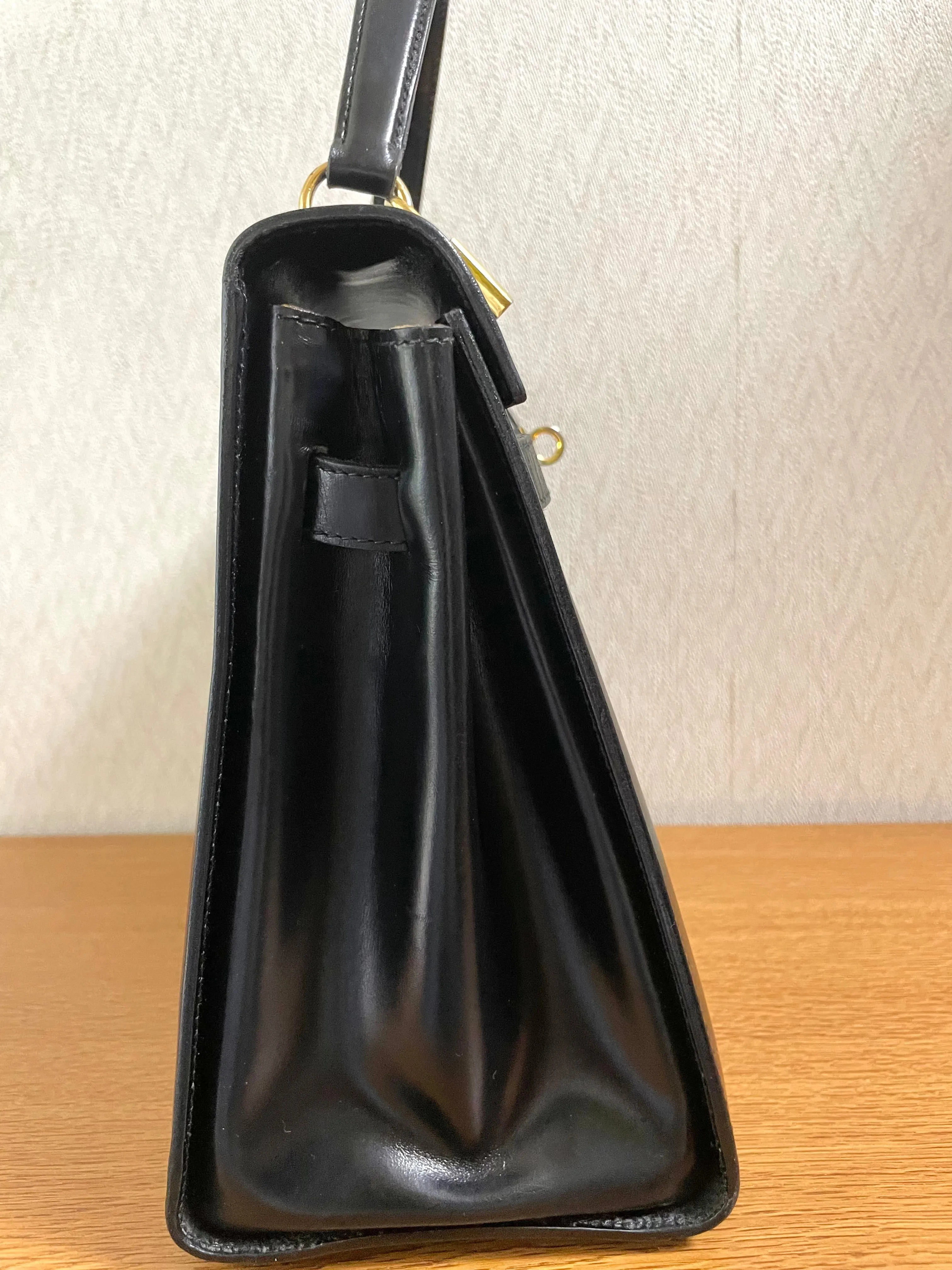 80's vintage BALLY black boxcalf leather kelly bag with gold tone hardware closure. Classic masterpiece handbag. 050726