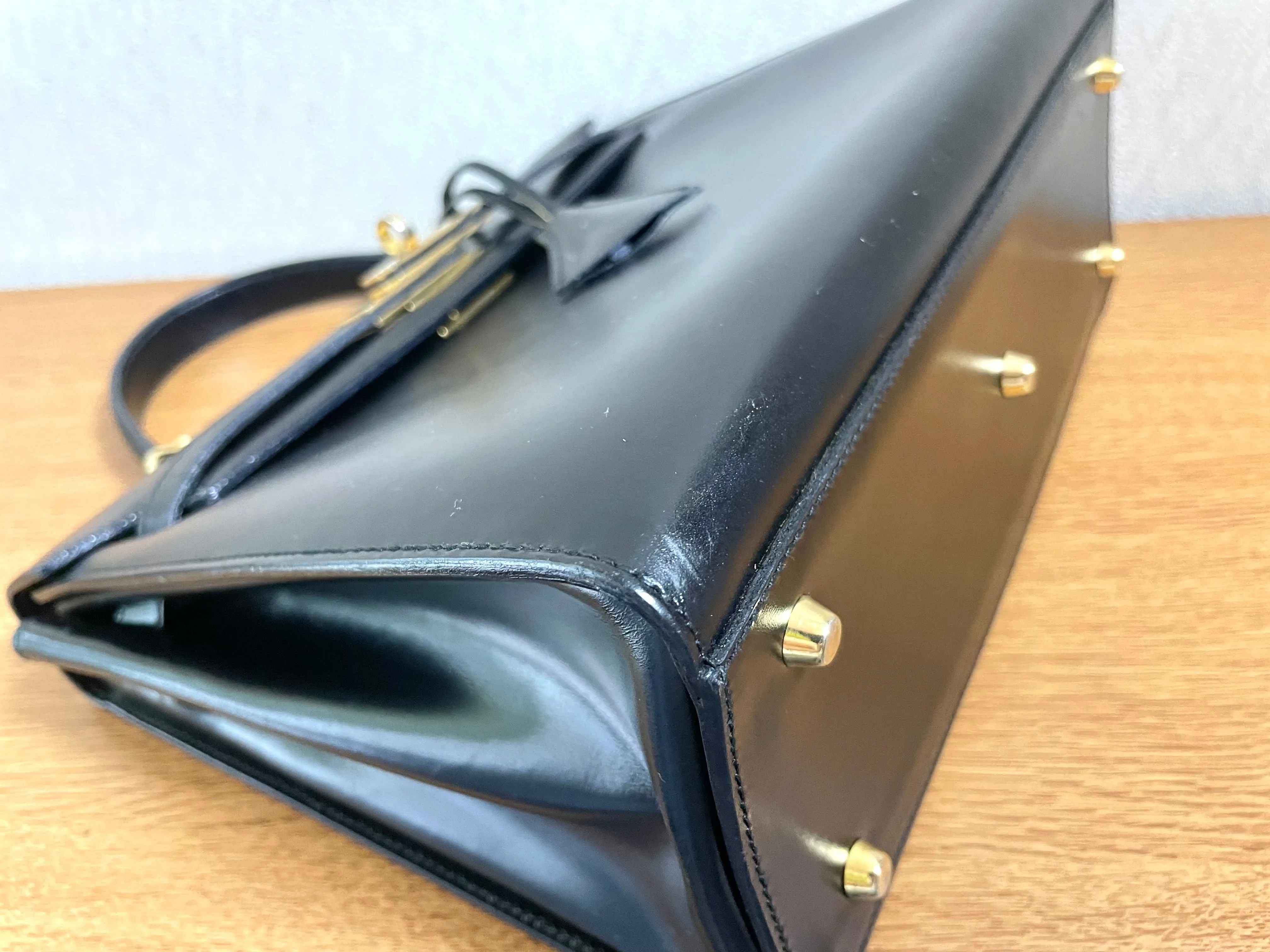 80's vintage BALLY black boxcalf leather kelly bag with gold tone hardware closure. Classic masterpiece handbag. 050726