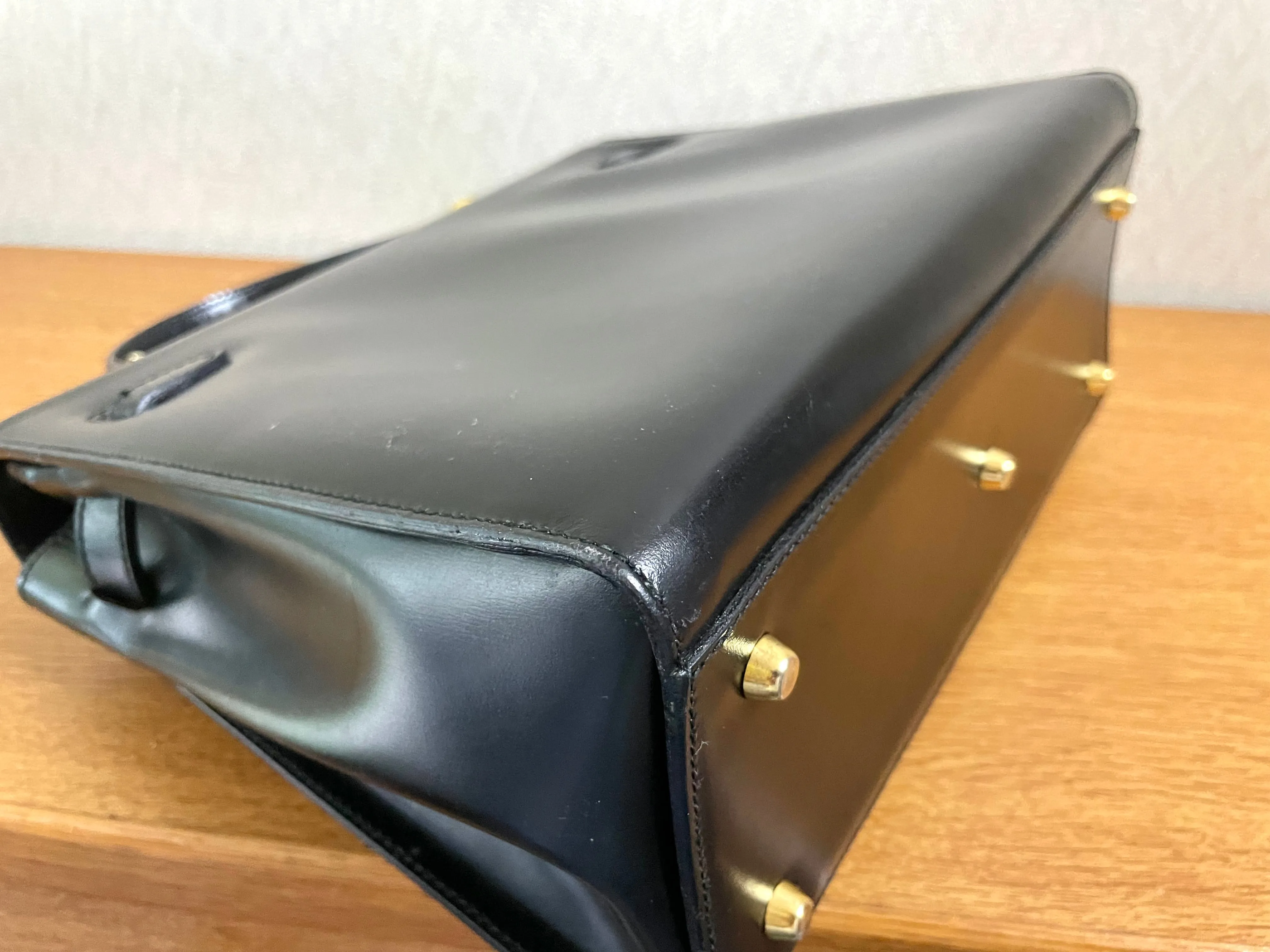 80's vintage BALLY black boxcalf leather kelly bag with gold tone hardware closure. Classic masterpiece handbag. 050726