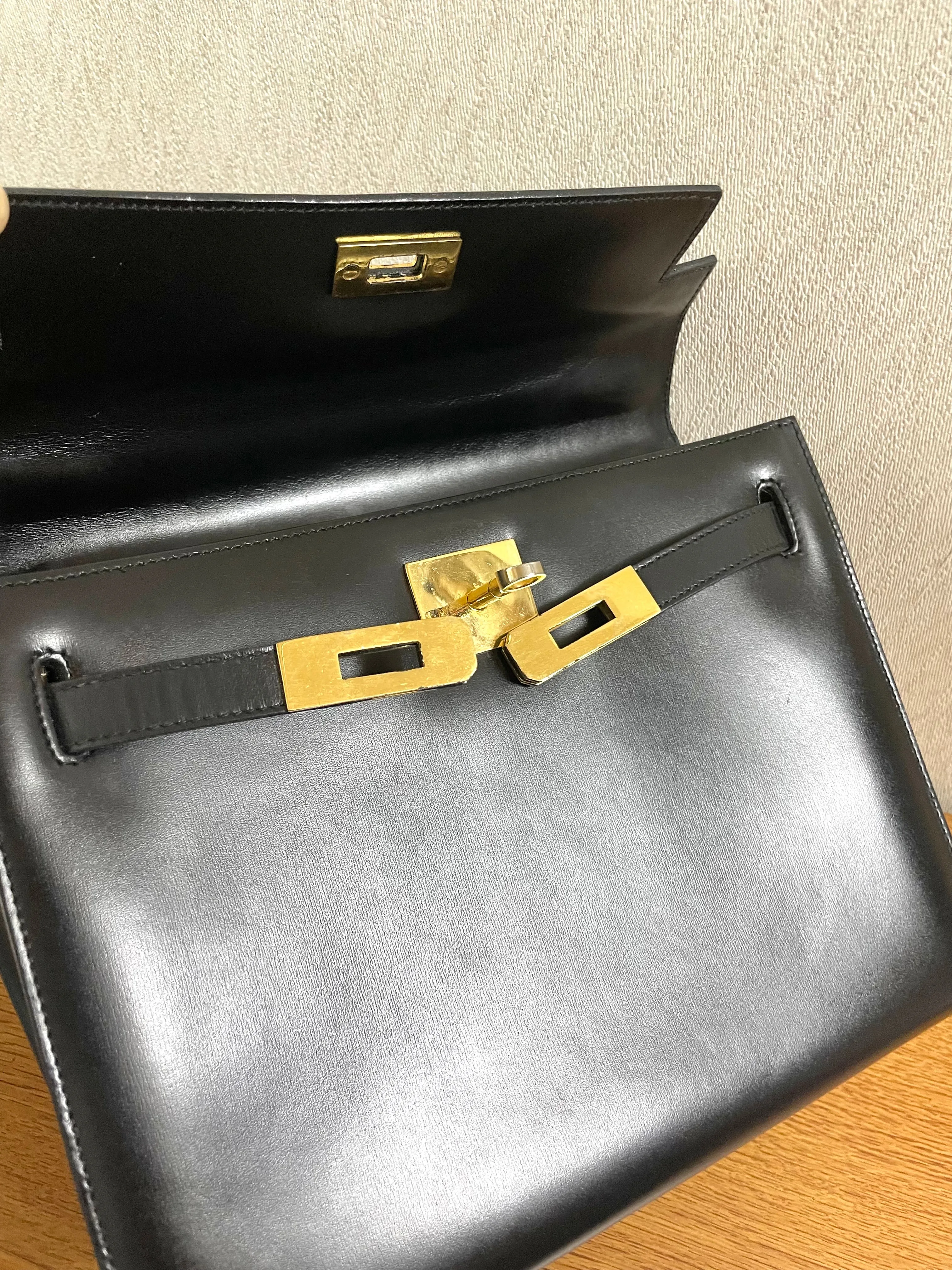 80's vintage BALLY black boxcalf leather kelly bag with gold tone hardware closure. Classic masterpiece handbag. 050726