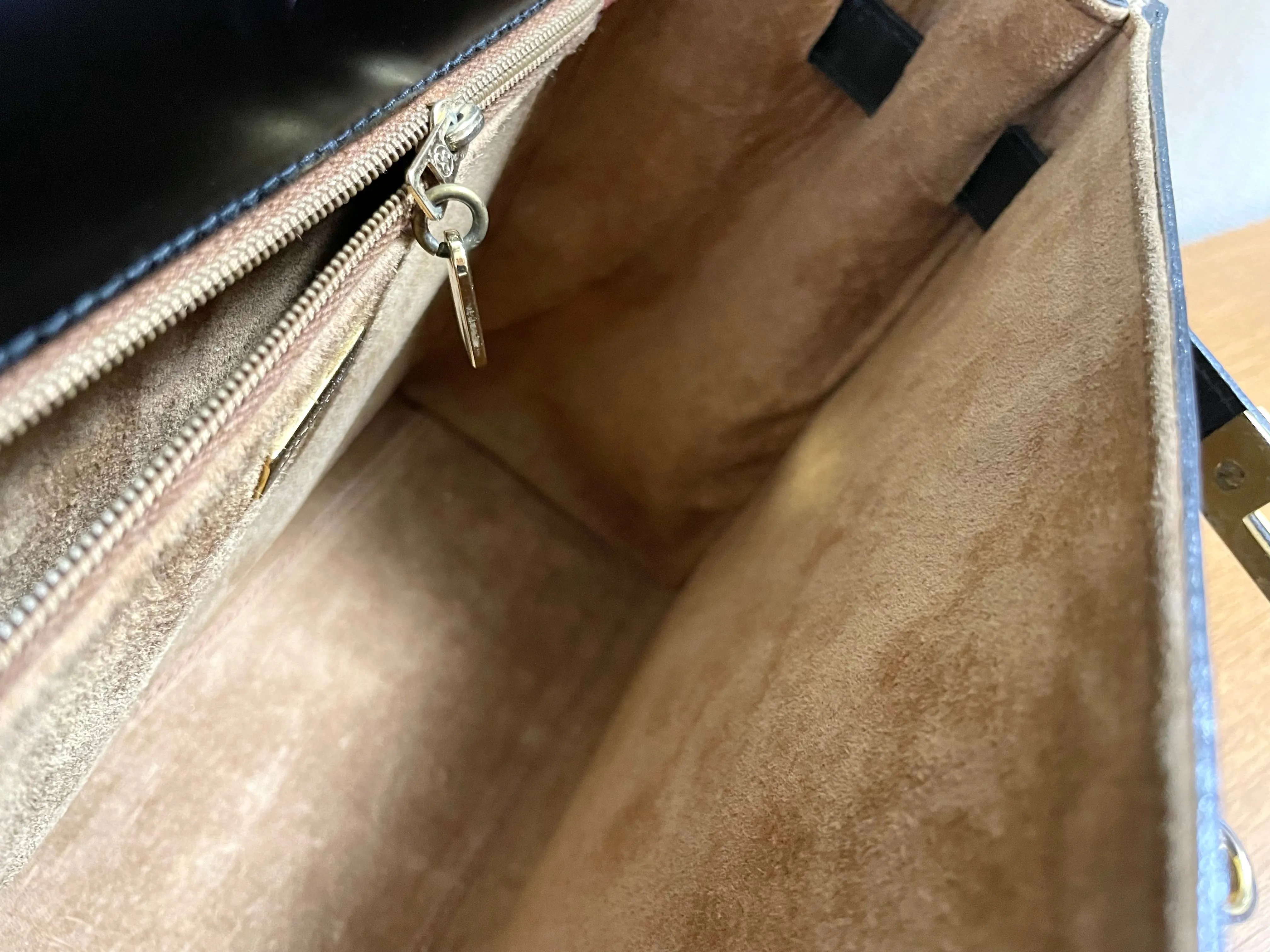 80's vintage BALLY black boxcalf leather kelly bag with gold tone hardware closure. Classic masterpiece handbag. 050726
