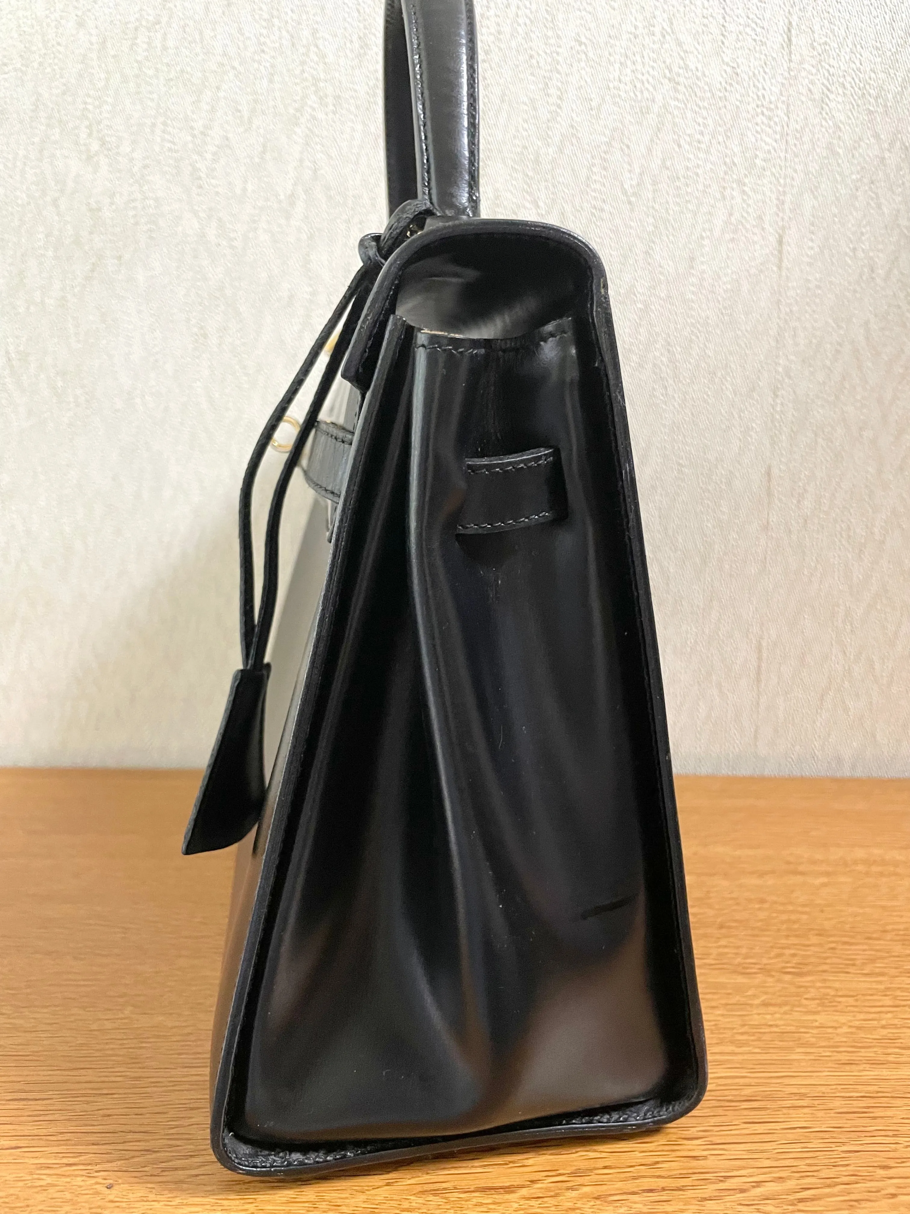 80's vintage BALLY black boxcalf leather kelly bag with gold tone hardware closure. Classic masterpiece handbag. 050726