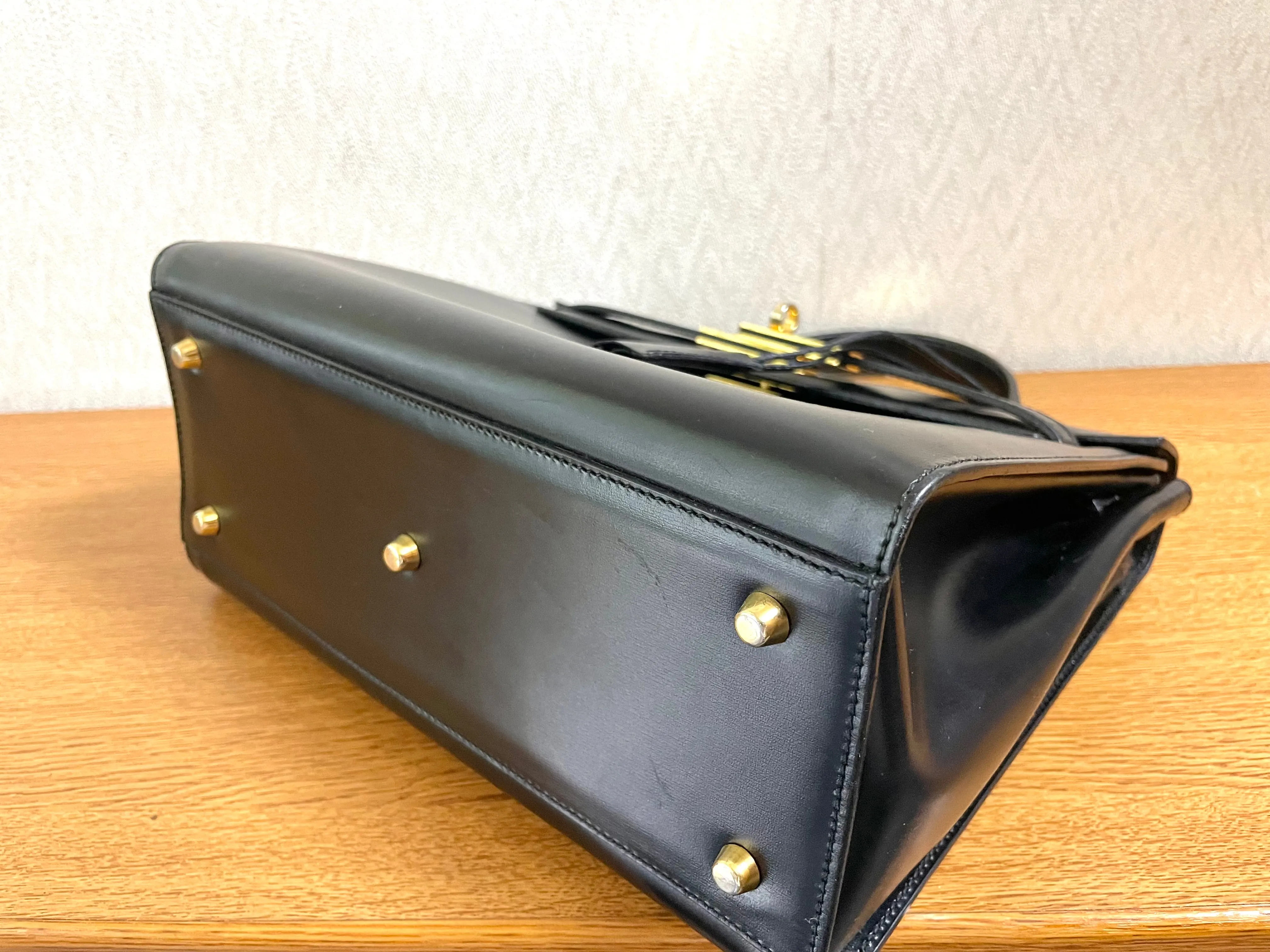 80's vintage BALLY black boxcalf leather kelly bag with gold tone hardware closure. Classic masterpiece handbag. 050726