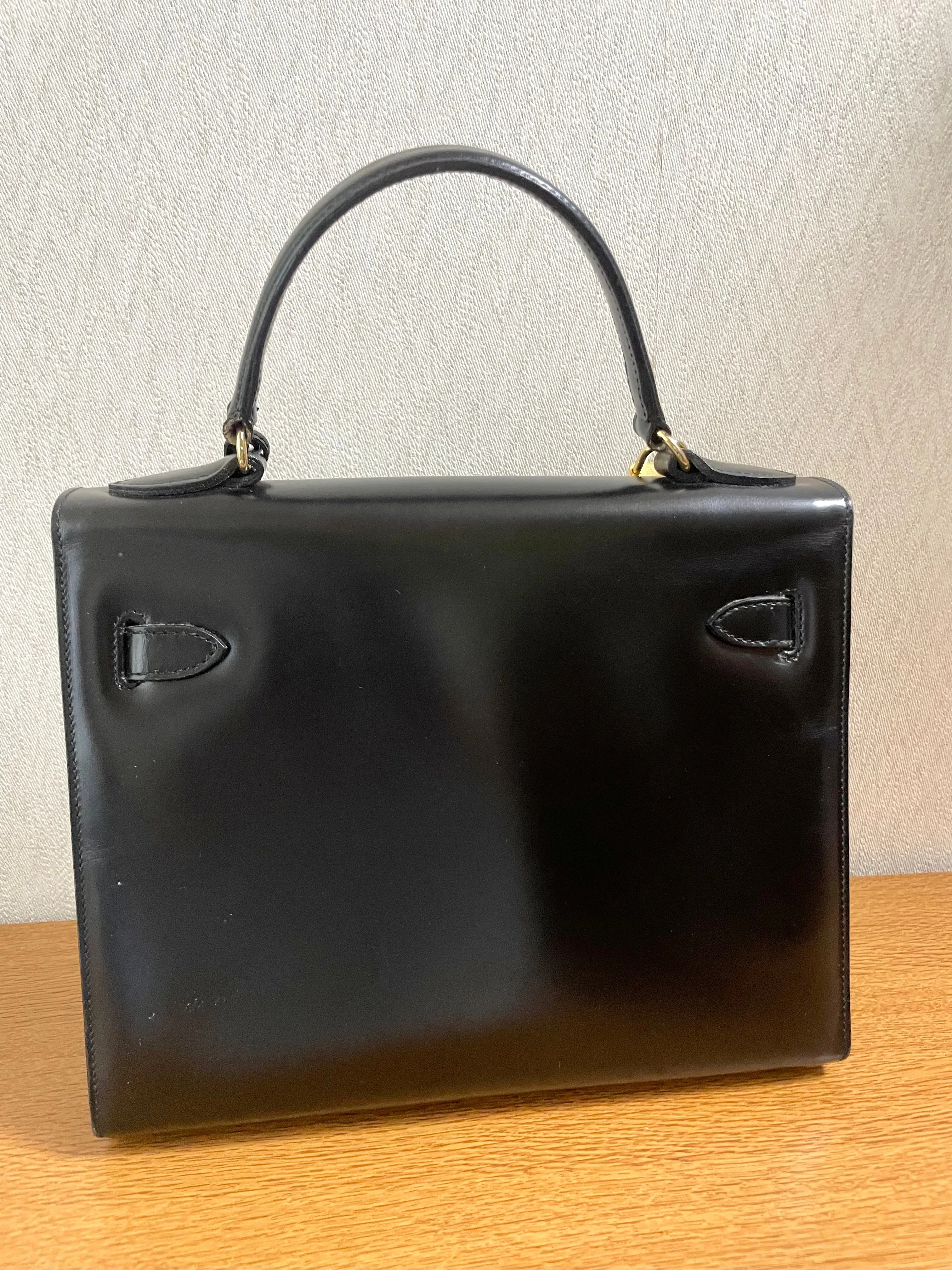 80's vintage BALLY black boxcalf leather kelly bag with gold tone hardware closure. Classic masterpiece handbag. 050726