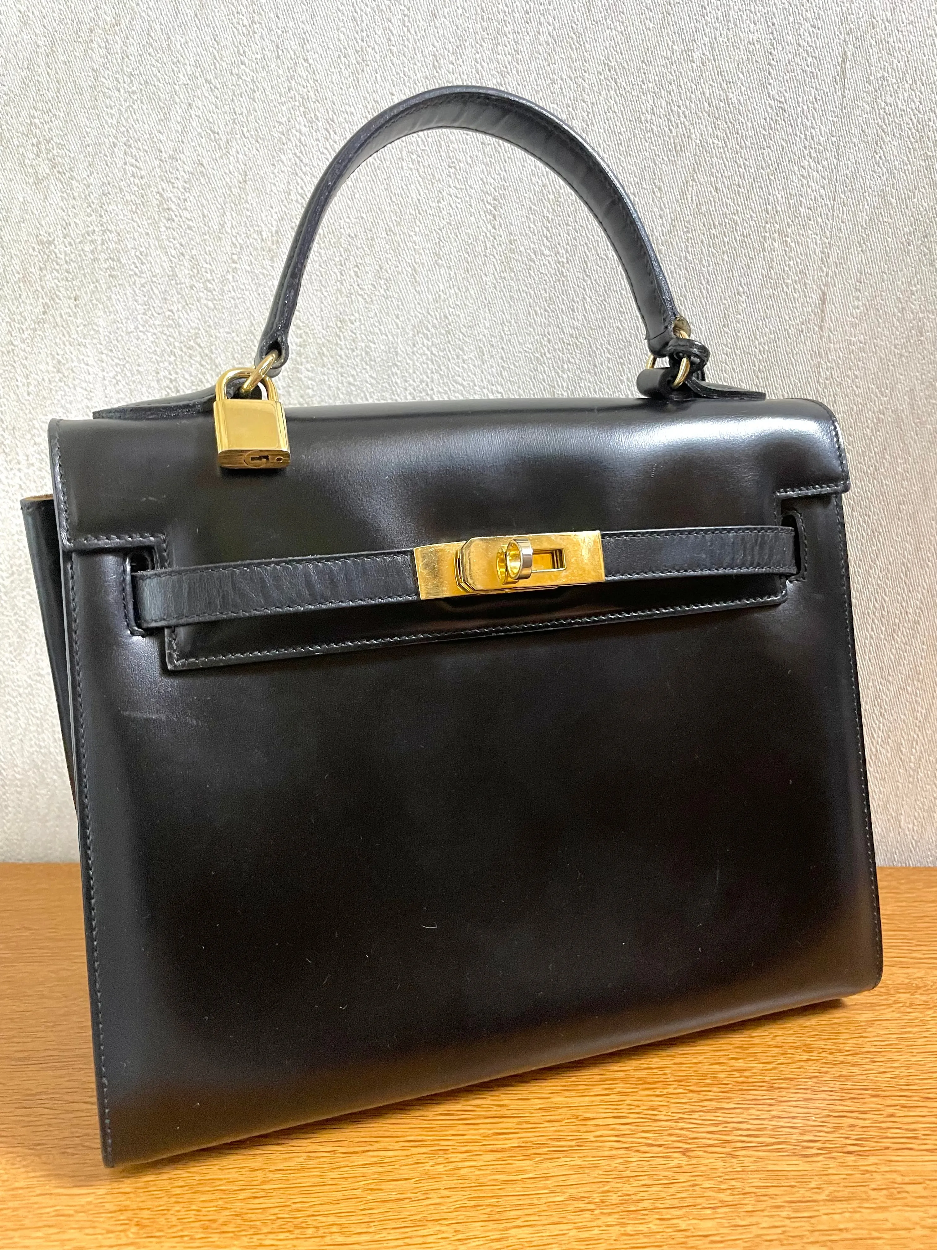 80's vintage BALLY black boxcalf leather kelly bag with gold tone hardware closure. Classic masterpiece handbag. 050726