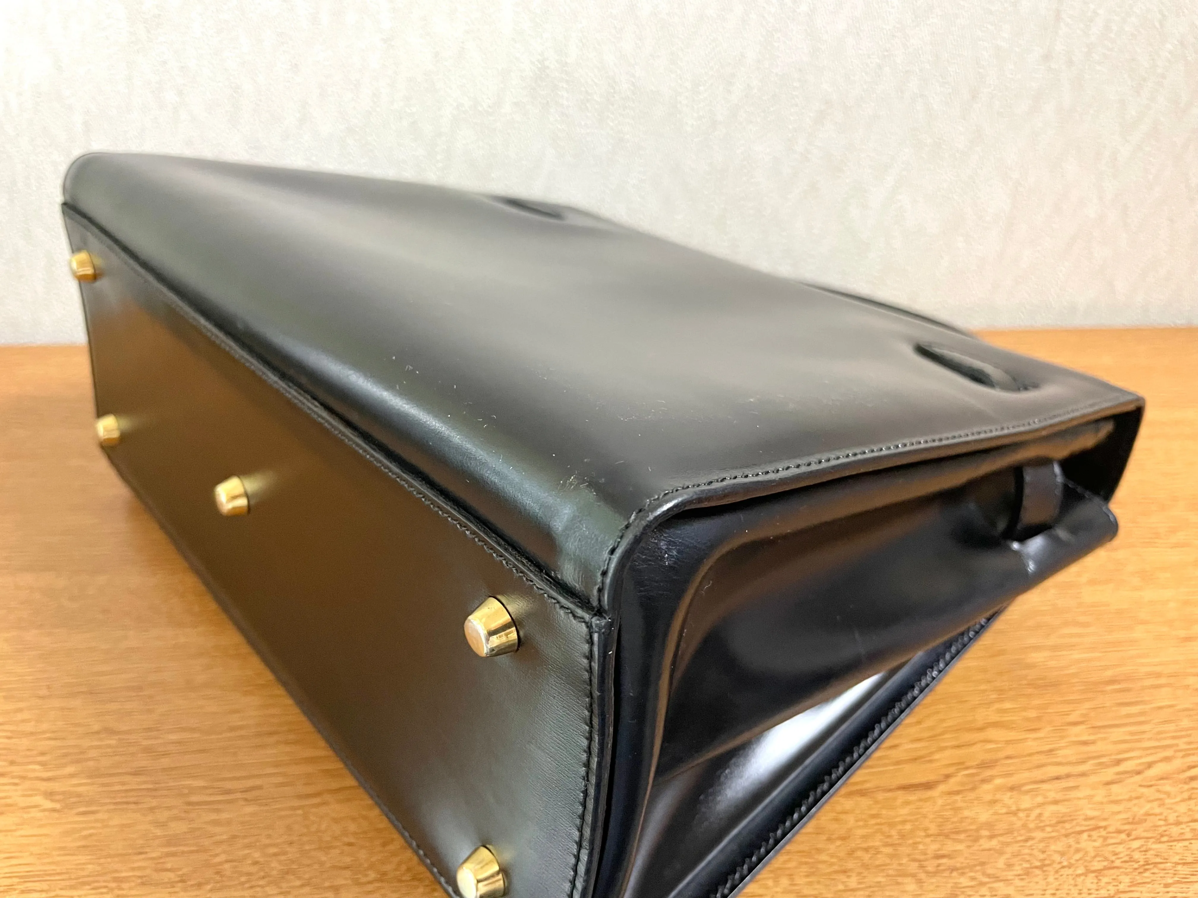 80's vintage BALLY black boxcalf leather kelly bag with gold tone hardware closure. Classic masterpiece handbag. 050726