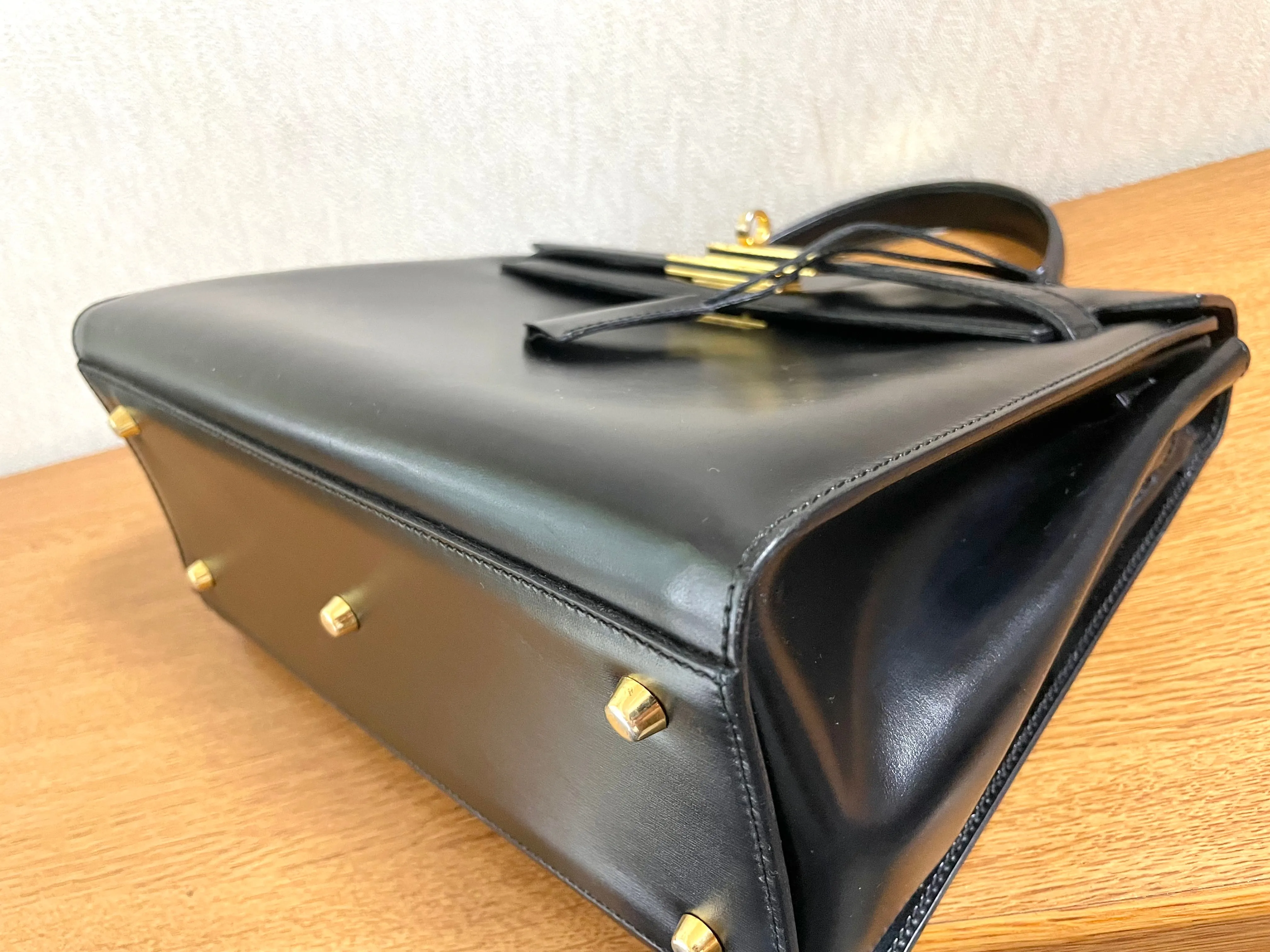 80's vintage BALLY black boxcalf leather kelly bag with gold tone hardware closure. Classic masterpiece handbag. 050726