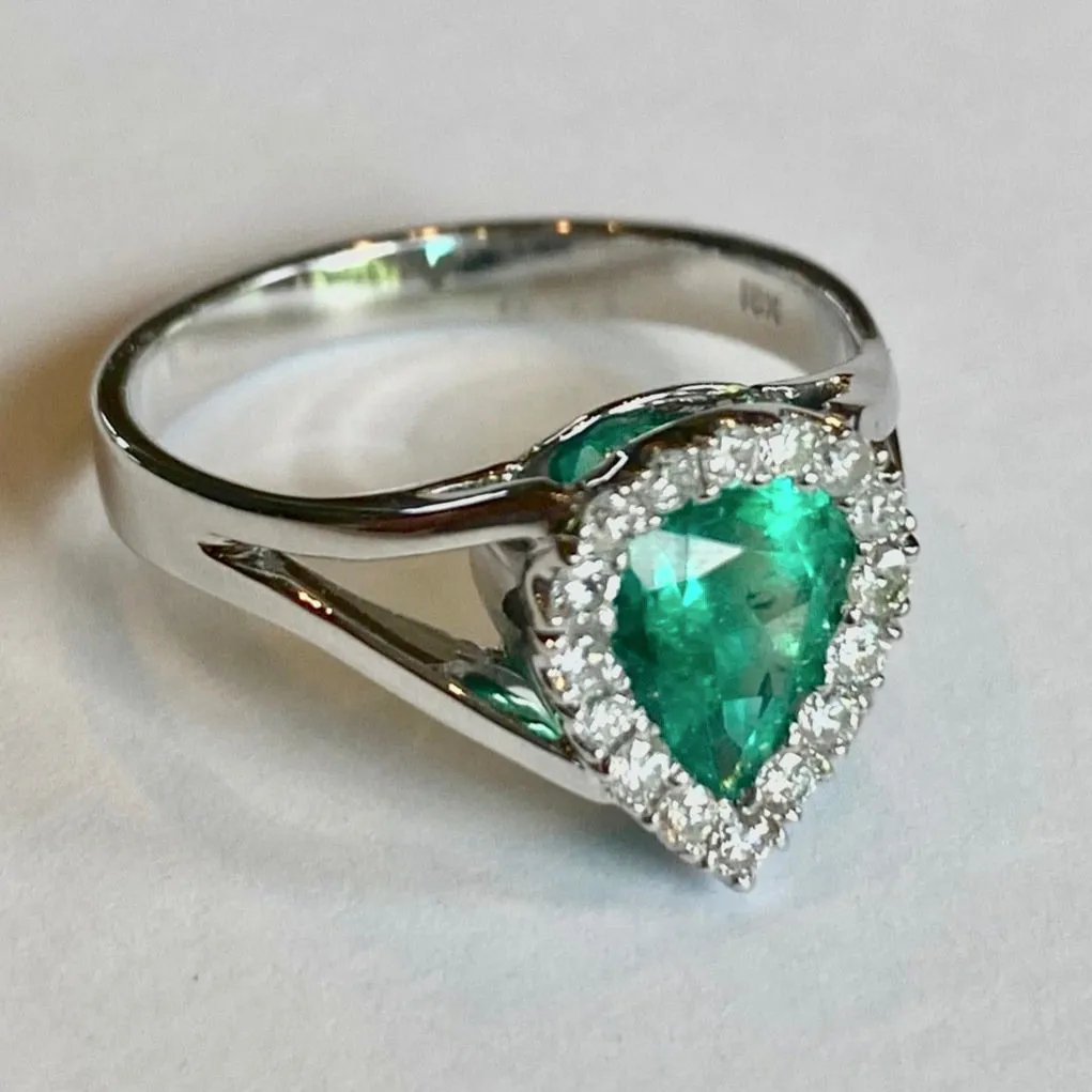 Stylish Fine Natural Colombian Emerald and Engagement Diamond Ring